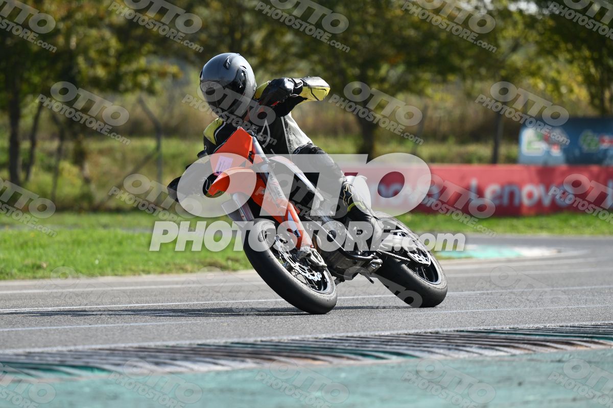 SUPERMOTO KTM ORANGE - BLACK YELLOW SUITE - GREY HELMET · DSH_3639