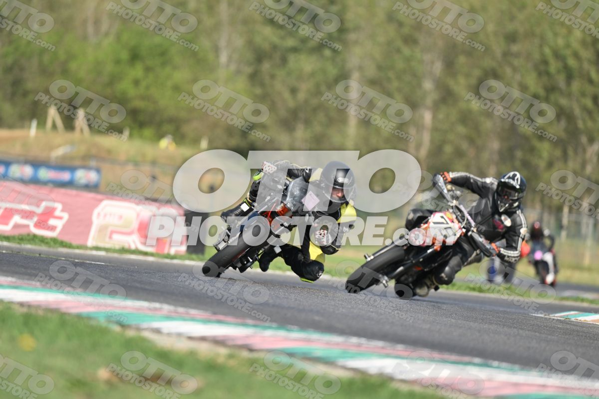 SUPERMOTO KTM DUKE ORANGE BLACK - BLACK YELLOW SUIT - BLACK HELMET · DSH_3785