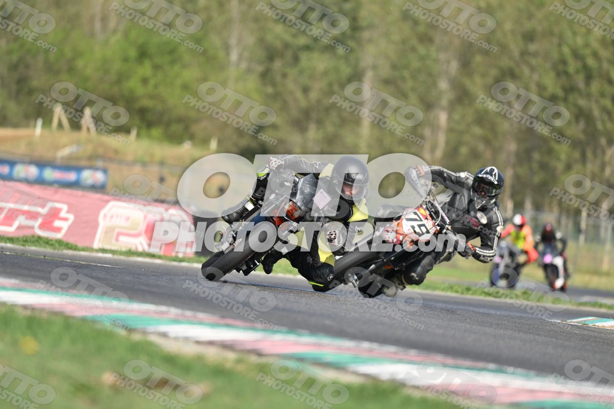 SUPERMOTO KTM DUKE ORANGE BLACK - BLACK YELLOW SUIT - BLACK HELMET · DSH_3786