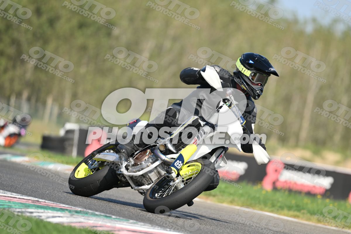 SUPERMOTO HUSQUARNA - ALL BLACK YELLOW · DSH_3800