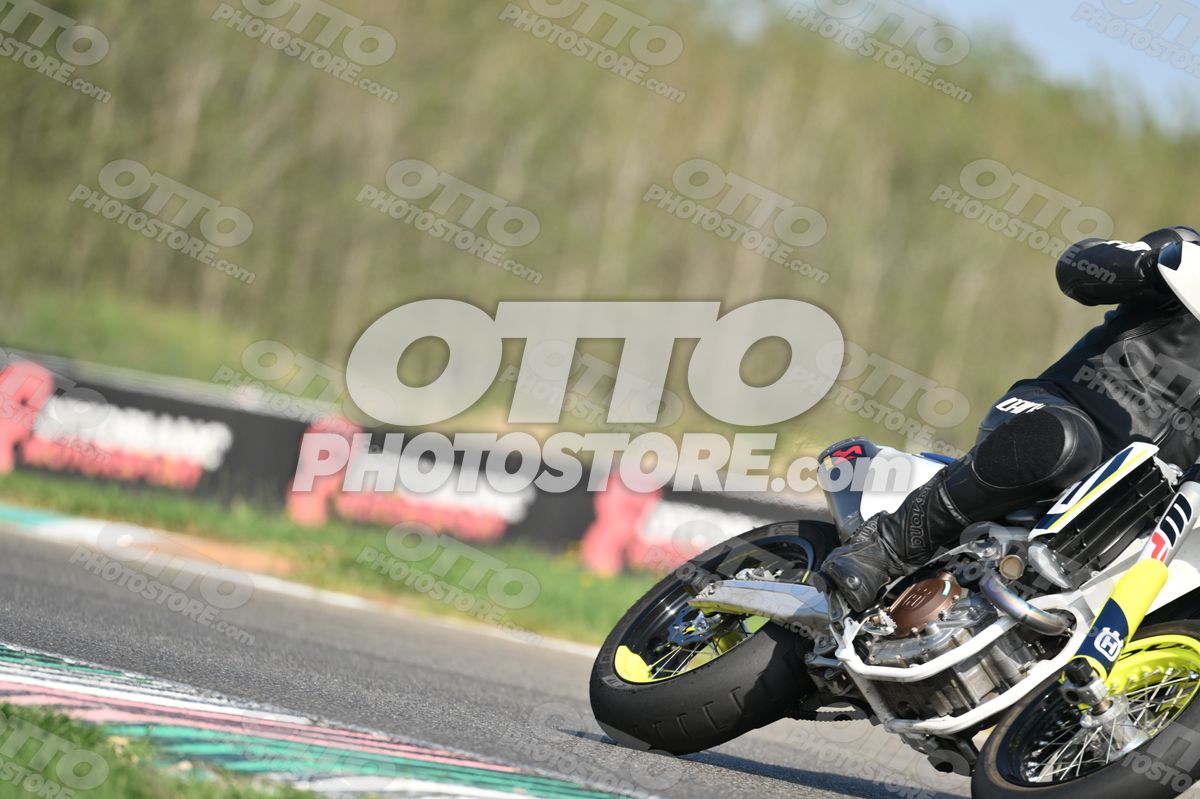 SUPERMOTO HUSQUARNA - ALL BLACK YELLOW · DSH_3802