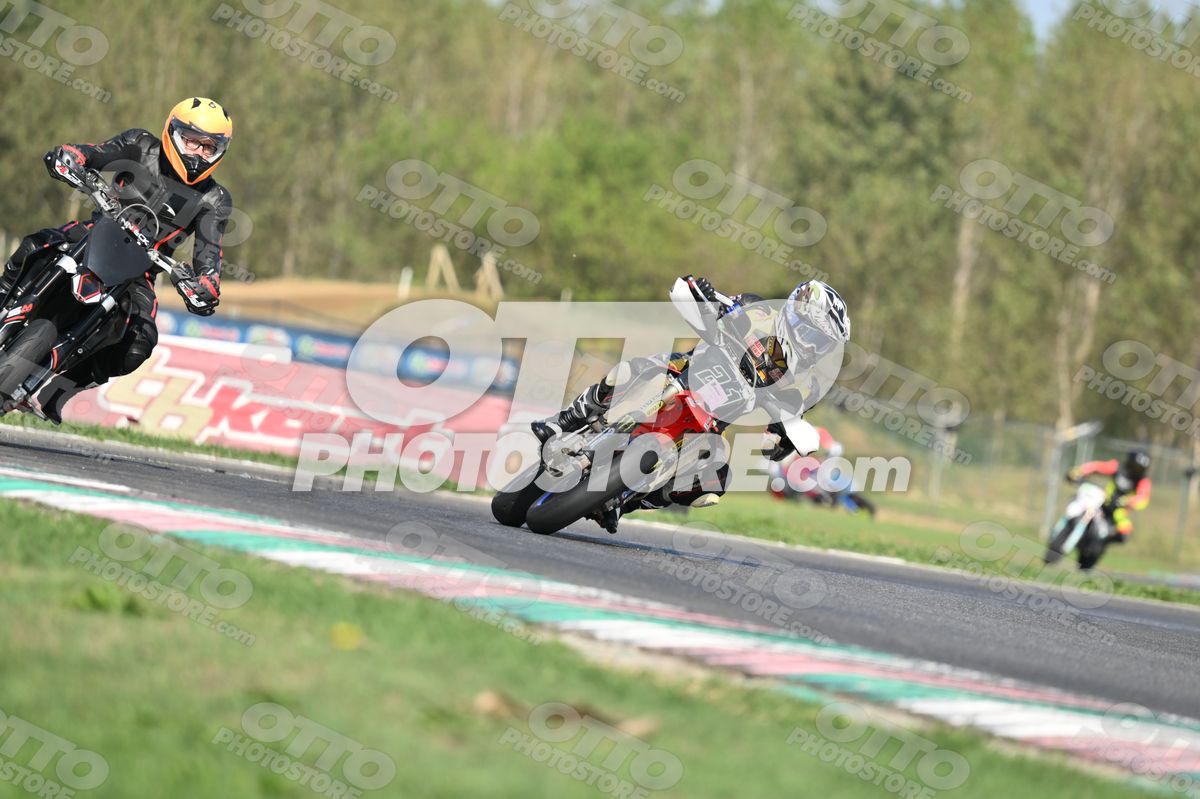 SUPERMOTO 21 RED SUPERMOTO - BLACK YELLOW SUIT - WHITE BLACK GREY HELMET · DSH_3808