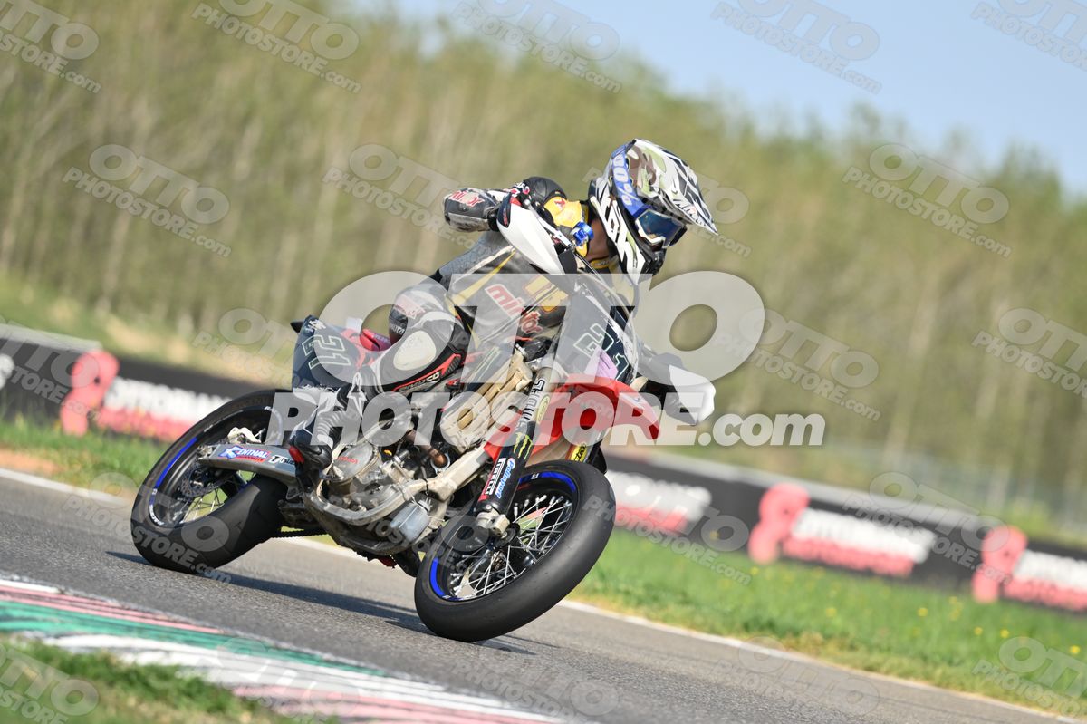 SUPERMOTO 21 RED SUPERMOTO - BLACK YELLOW SUIT - WHITE BLACK GREY HELMET · DSH_3815