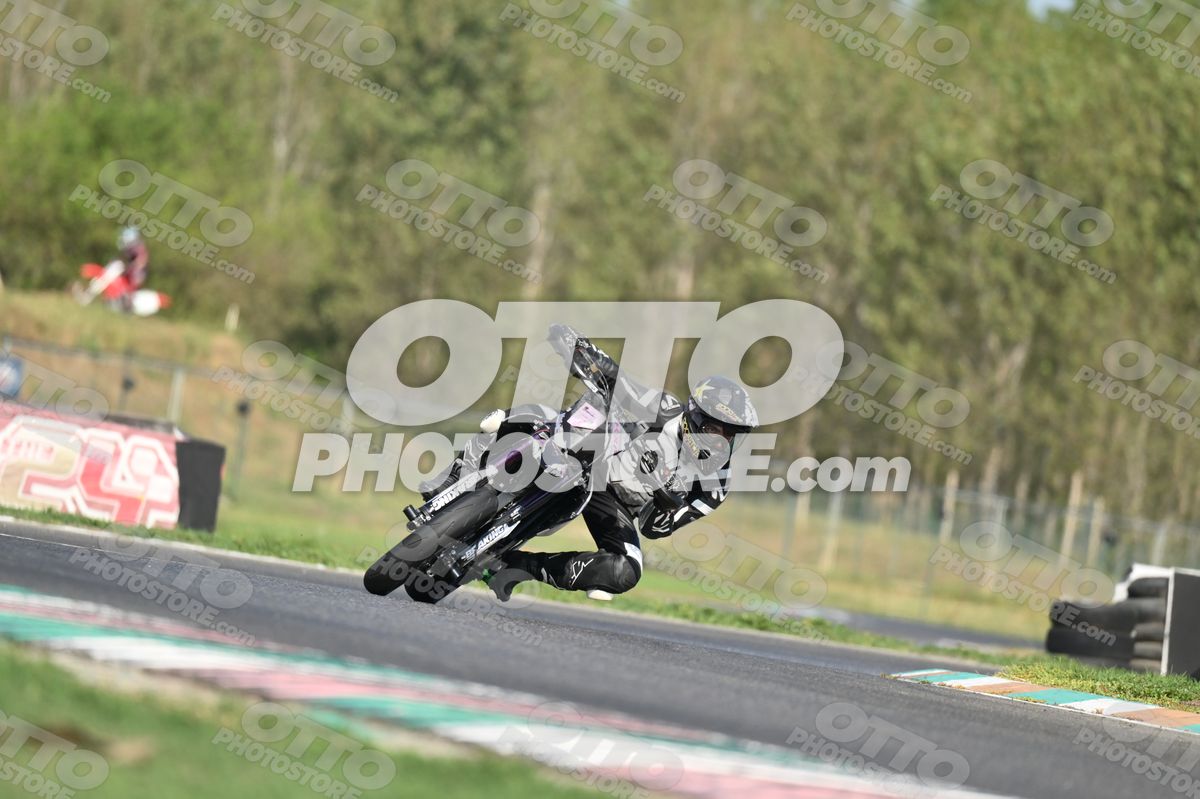 SUPERMOTO BLACK PURPLE SUPERMOTO - BLACK WHITE SUIT - BLACK YELLOW ROCKSTAR HELMET · DSH_3820