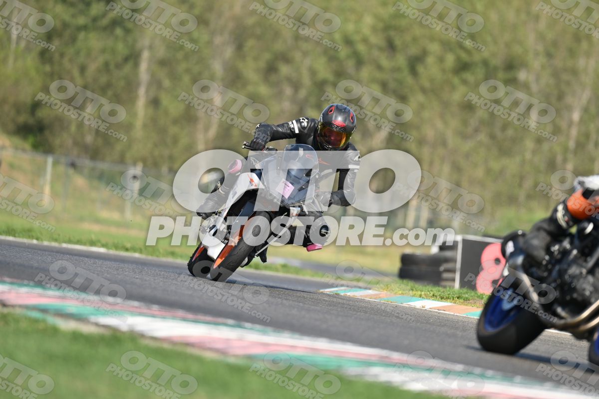 SUPERMOTO KTM RC WHITE ORANGE - BLACK SUIT - BLACK RED HELMET WITH YELLOW VISOR · DSH_3860