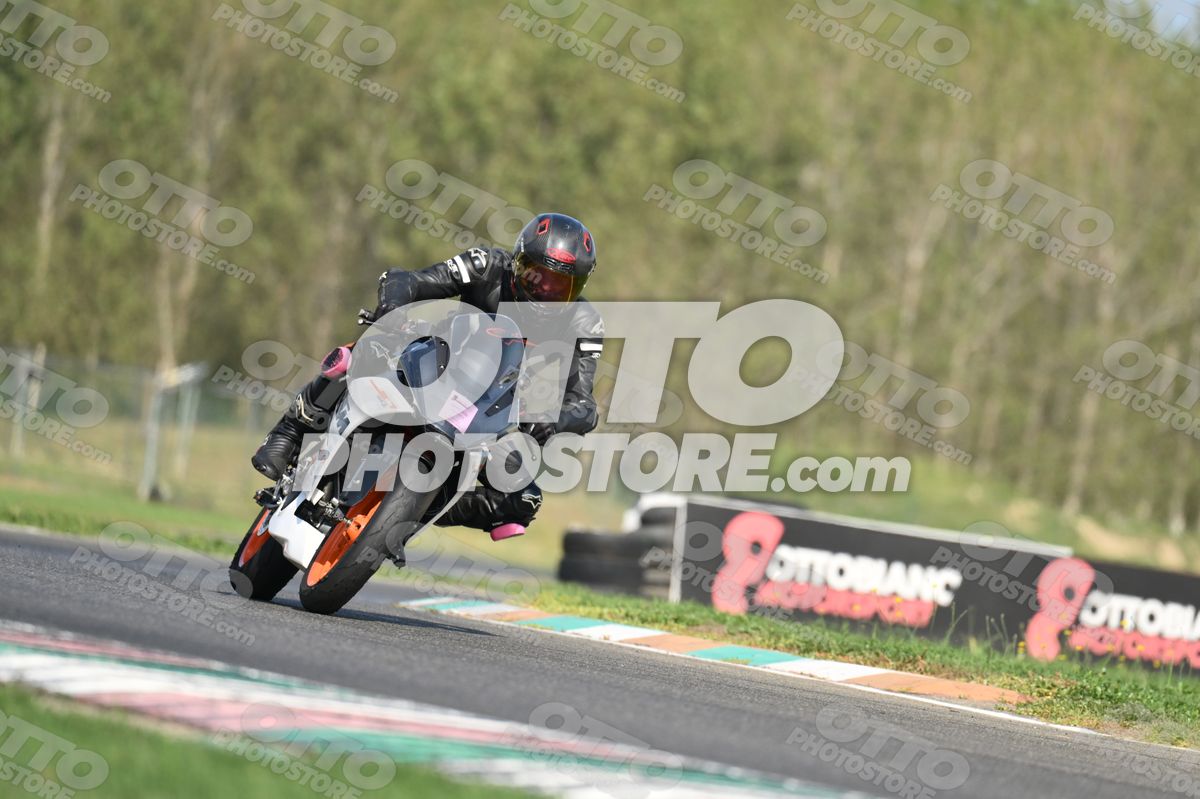 SUPERMOTO KTM RC WHITE ORANGE - BLACK SUIT - BLACK RED HELMET WITH YELLOW VISOR · DSH_3862