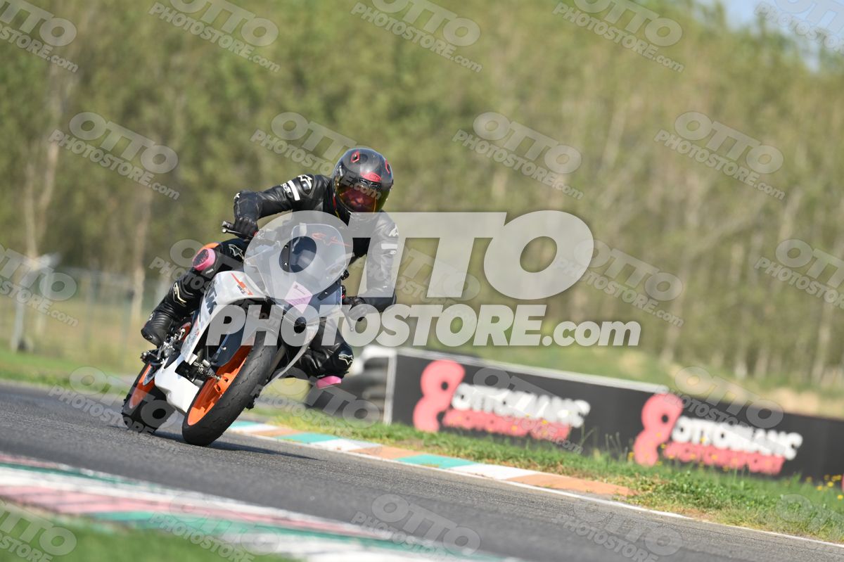 SUPERMOTO KTM RC WHITE ORANGE - BLACK SUIT - BLACK RED HELMET WITH YELLOW VISOR · DSH_3863