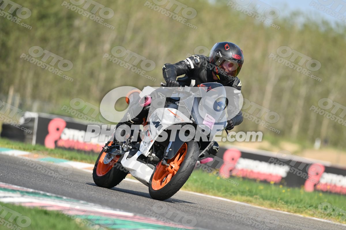 SUPERMOTO KTM RC WHITE ORANGE - BLACK SUIT - BLACK RED HELMET WITH YELLOW VISOR · DSH_3864
