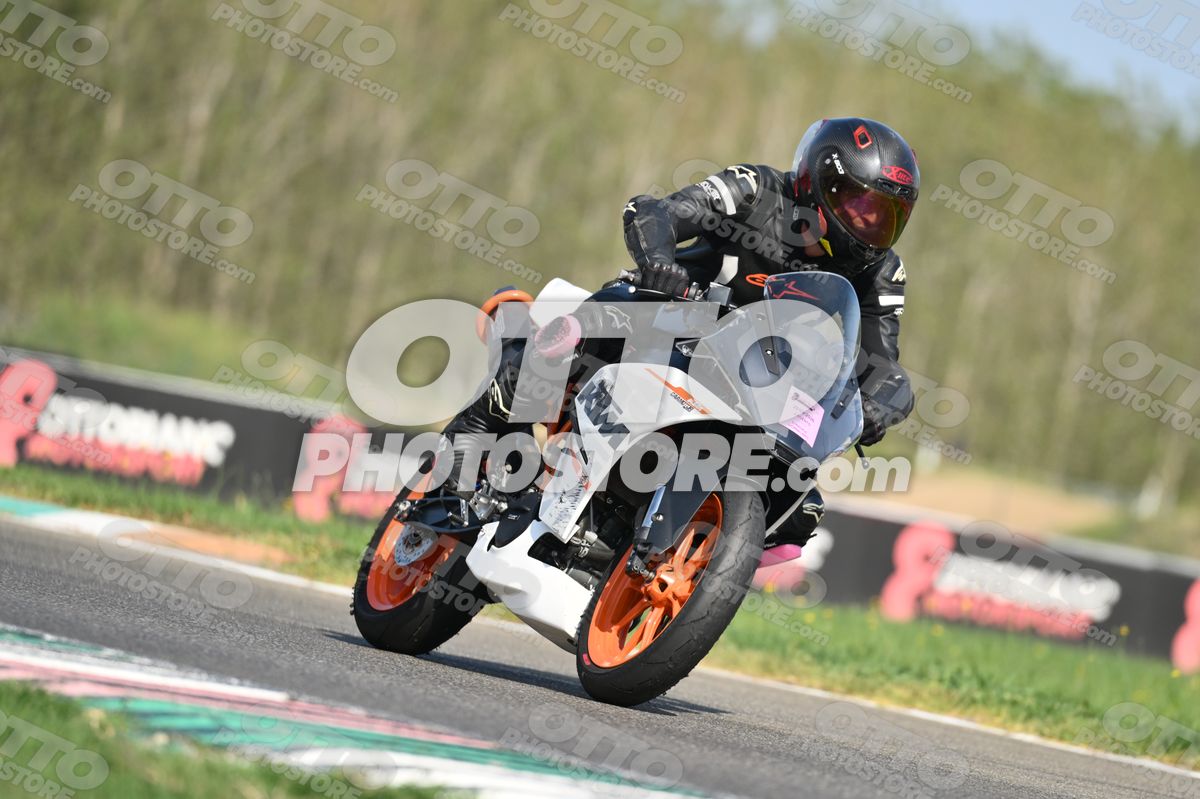SUPERMOTO KTM RC WHITE ORANGE - BLACK SUIT - BLACK RED HELMET WITH YELLOW VISOR · DSH_3865