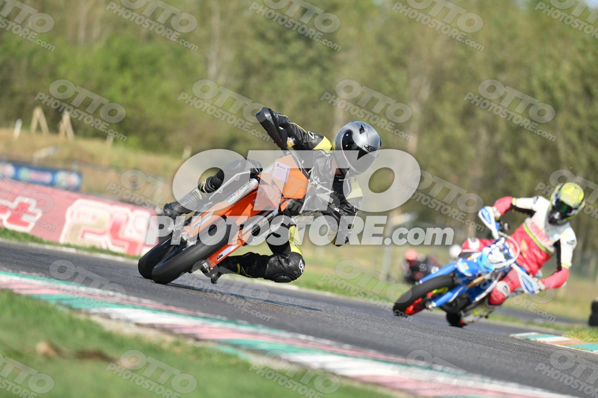 SUPERMOTO KTM ORANGE - BLACK YELLOW SUITE - GREY HELMET · DSH_3890