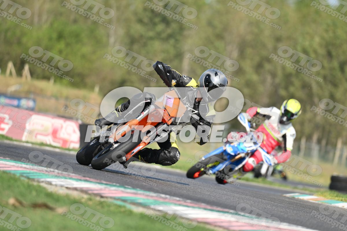 SUPERMOTO KTM ORANGE - BLACK YELLOW SUITE - GREY HELMET · DSH_3891