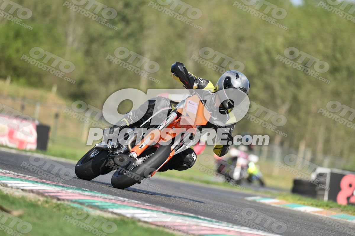 SUPERMOTO KTM ORANGE - BLACK YELLOW SUITE - GREY HELMET · DSH_3893