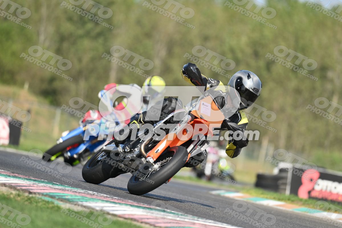 SUPERMOTO KTM ORANGE - BLACK YELLOW SUITE - GREY HELMET · DSH_3894
