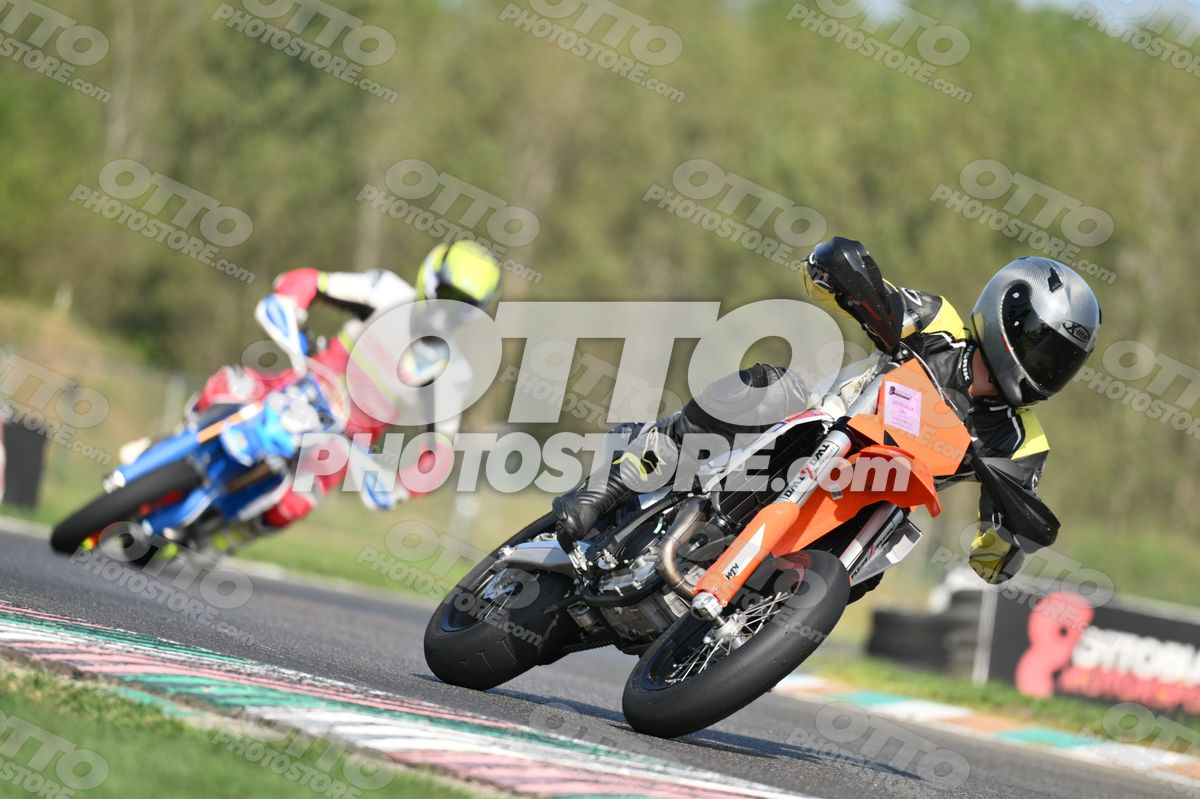 SUPERMOTO KTM ORANGE - BLACK YELLOW SUITE - GREY HELMET · DSH_3895