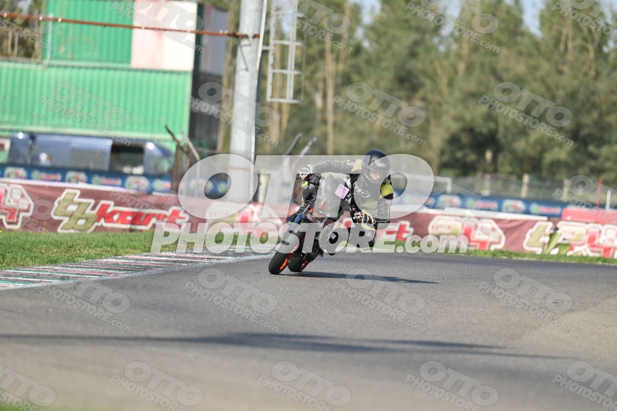 SUPERMOTO KTM DUKE ORANGE BLACK - BLACK YELLOW SUIT - BLACK HELMET · DSH_3918