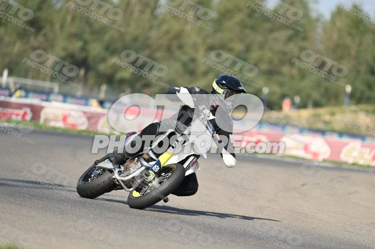 SUPERMOTO HUSQVARNA WHITE FLUO YELLOW SUPERMOTO - BLACK SUIT - BLACK FLUO YELLOW HELMET · DSH_3931