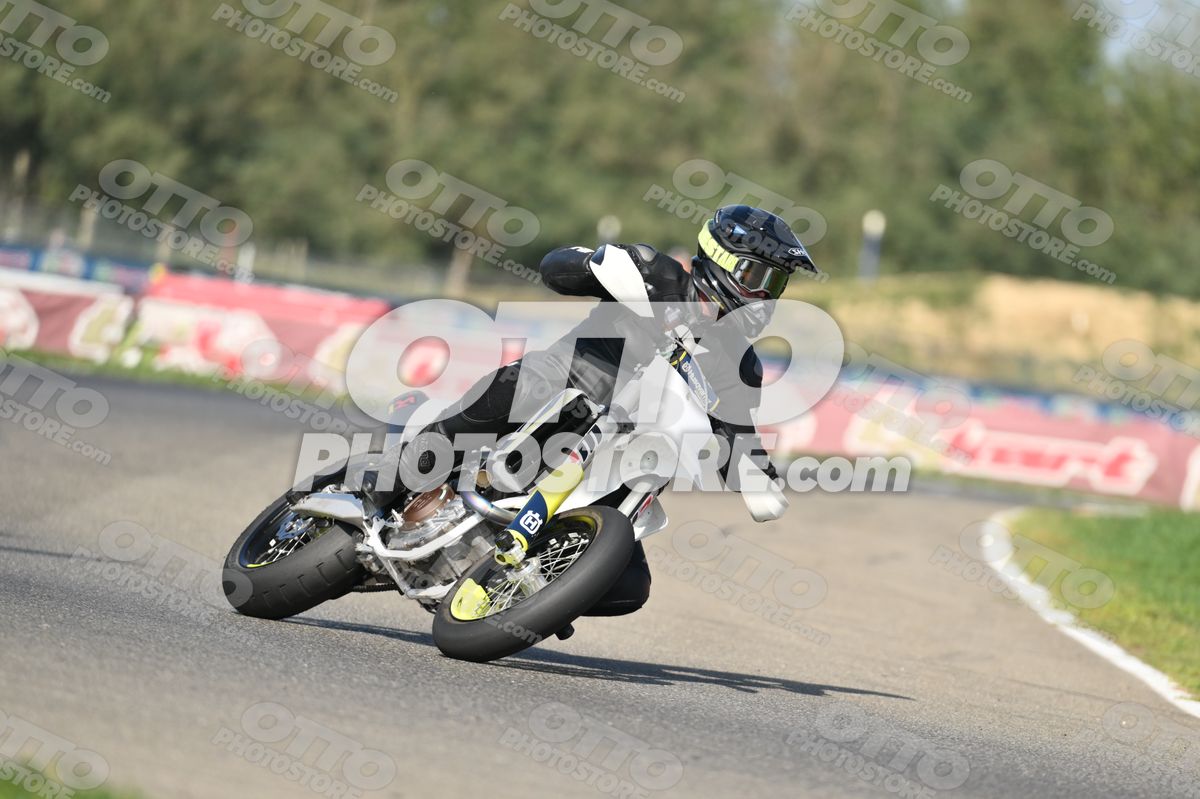 SUPERMOTO HUSQVARNA WHITE FLUO YELLOW SUPERMOTO - BLACK SUIT - BLACK FLUO YELLOW HELMET · DSH_3932