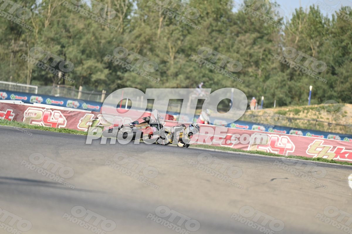 SUPERMOTO 21 RED SUPERMOTO - BLACK YELLOW SUIT - WHITE BLACK GREY HELMET · DSH_3936