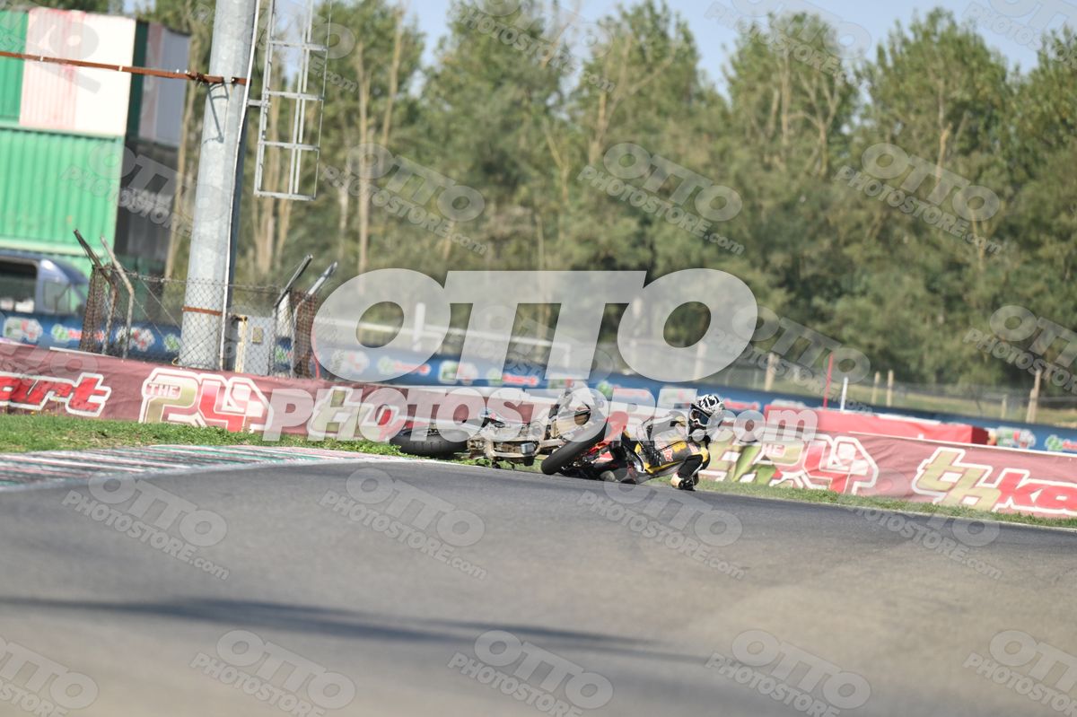 SUPERMOTO 21 RED SUPERMOTO - BLACK YELLOW SUIT - WHITE BLACK GREY HELMET · DSH_3939
