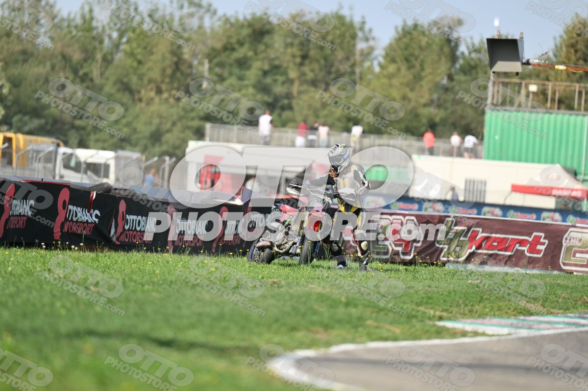 SUPERMOTO 21 RED SUPERMOTO - BLACK YELLOW SUIT - WHITE BLACK GREY HELMET · DSH_3972