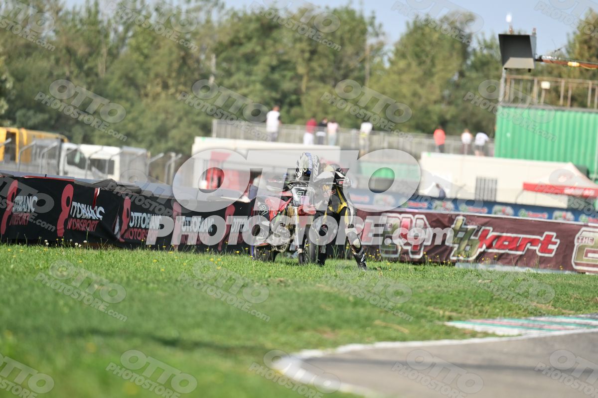 SUPERMOTO 21 RED SUPERMOTO - BLACK YELLOW SUIT - WHITE BLACK GREY HELMET · DSH_3974