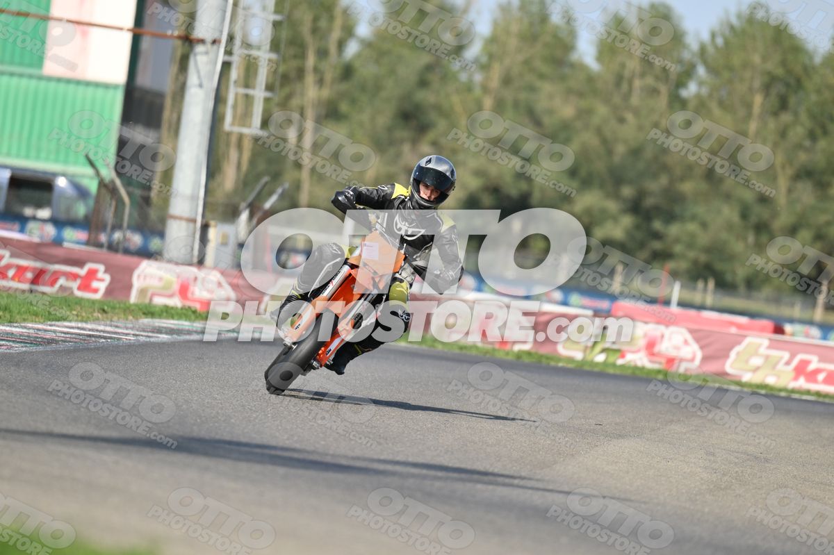 SUPERMOTO KTM ORANGE - BLACK YELLOW SUITE - GREY HELMET · DSH_3981