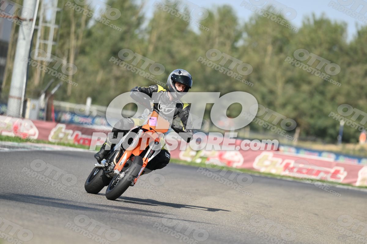 SUPERMOTO KTM ORANGE - BLACK YELLOW SUITE - GREY HELMET · DSH_3982