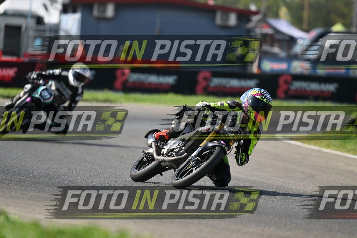 PITBIKE - SCOOTER GIALLO FLUO - CASCO ROSA · DSH_4013