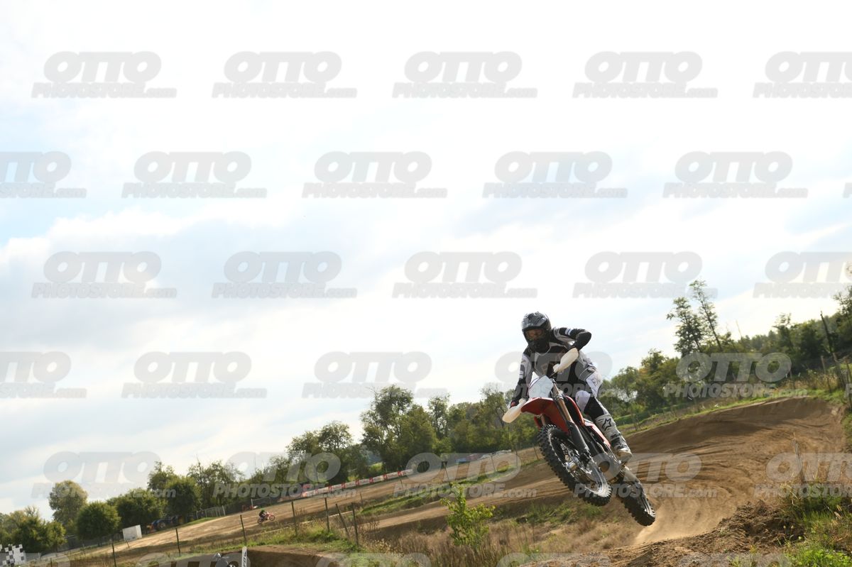 0 -RED STARK · DSH_4024