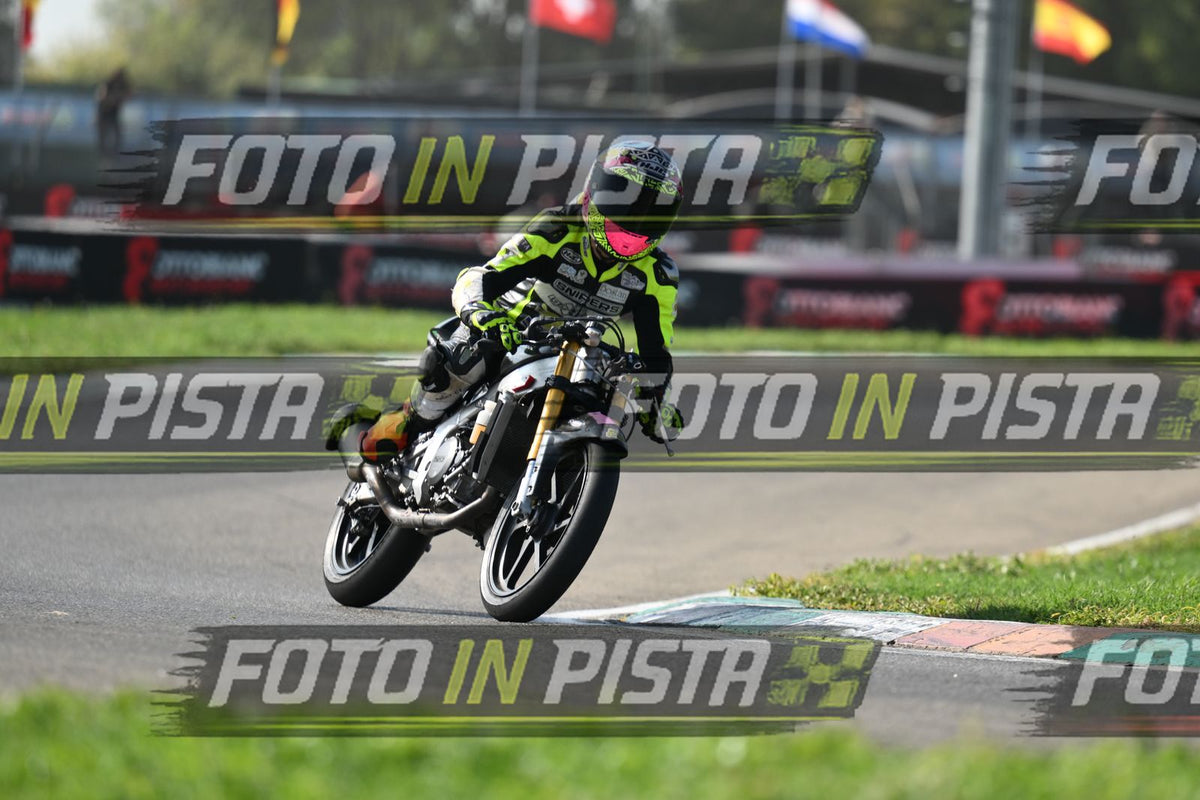 PITBIKE - SCOOTER GIALLO FLUO - CASCO ROSA · DSH_4145