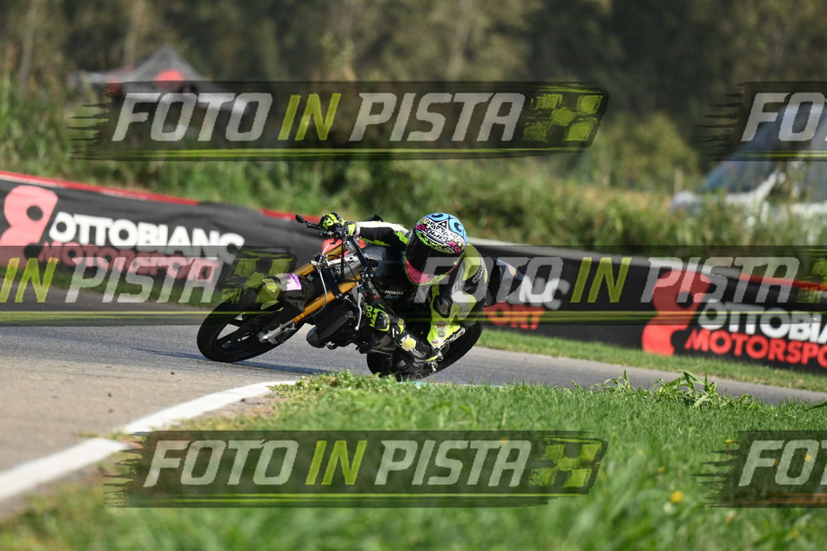 PITBIKE - SCOOTER GIALLO FLUO - CASCO ROSA · DSH_4269