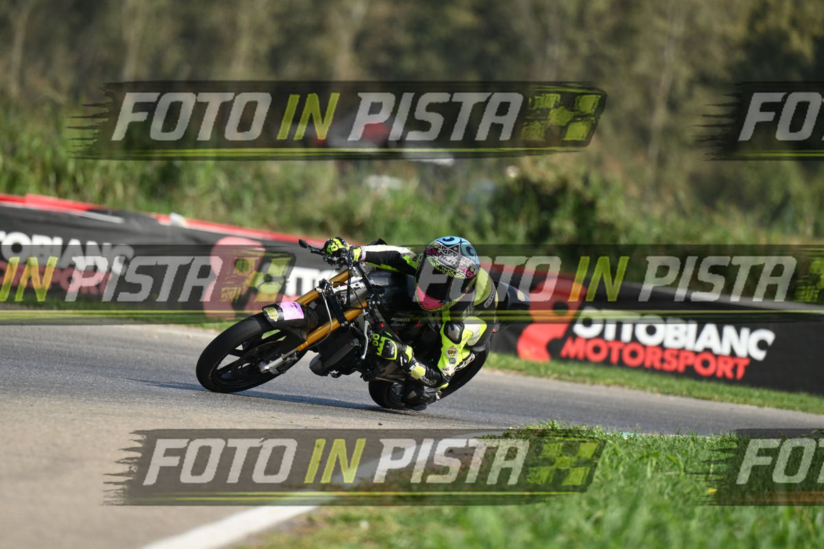 PITBIKE - SCOOTER GIALLO FLUO - CASCO ROSA · DSH_4270