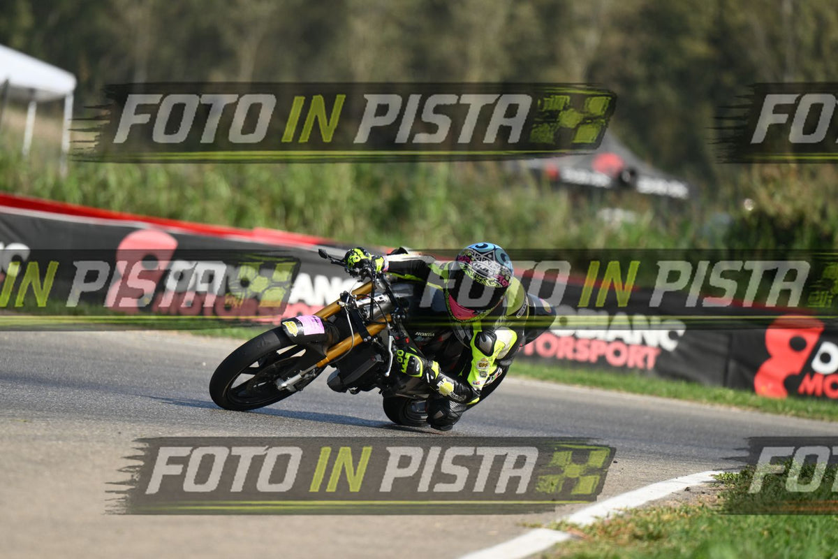 PITBIKE - SCOOTER GIALLO FLUO - CASCO ROSA · DSH_4271