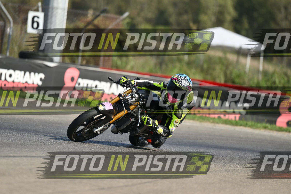 PITBIKE - SCOOTER GIALLO FLUO - CASCO ROSA · DSH_4274