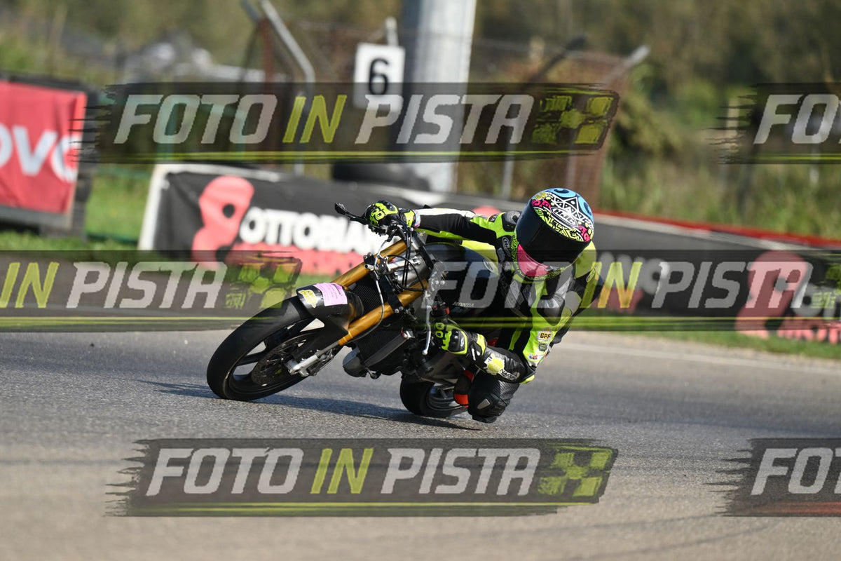 PITBIKE - SCOOTER GIALLO FLUO - CASCO ROSA · DSH_4275