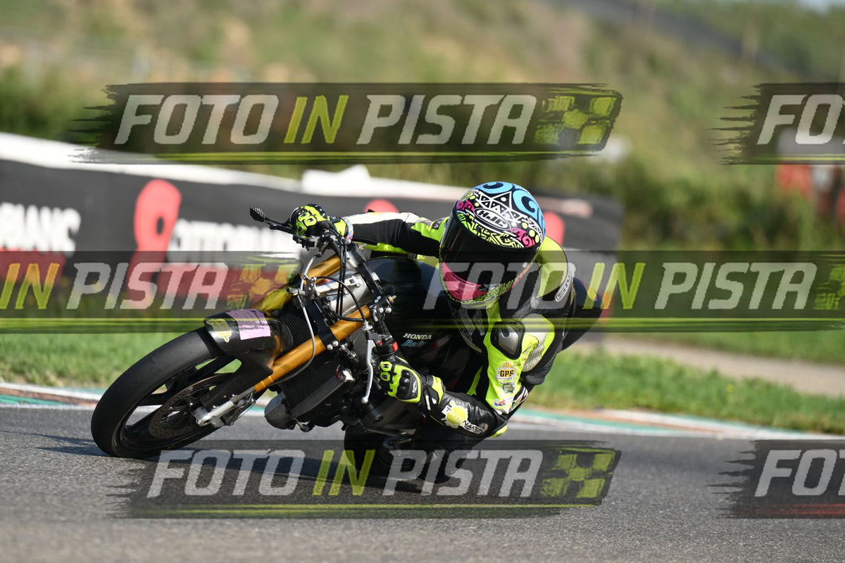 PITBIKE - SCOOTER GIALLO FLUO - CASCO ROSA · DSH_4279