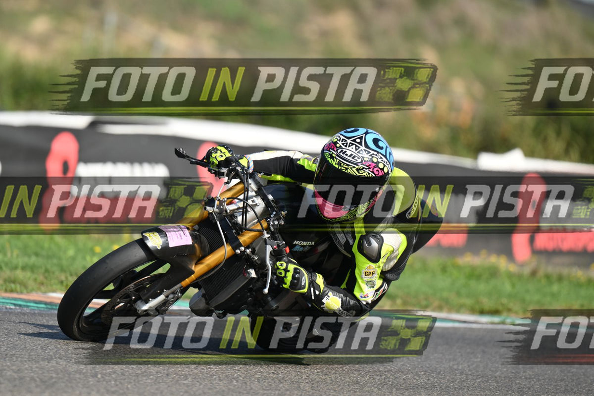 PITBIKE - SCOOTER GIALLO FLUO - CASCO ROSA · DSH_4280