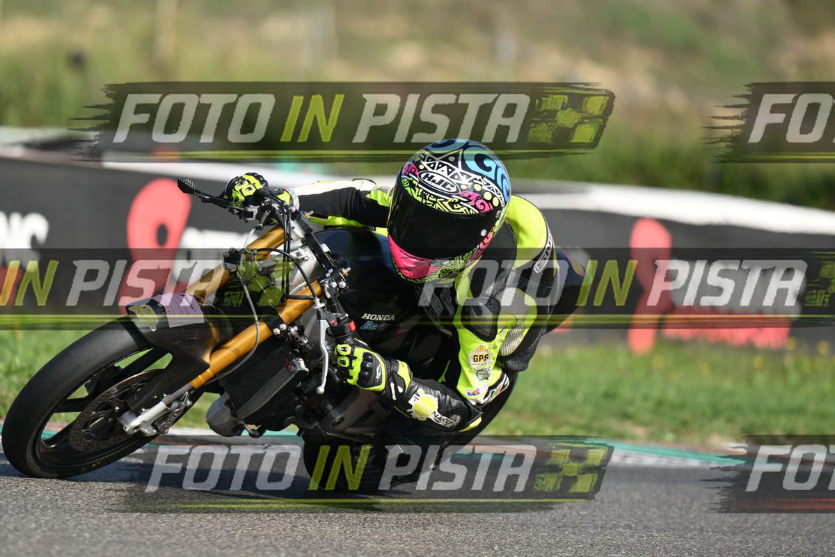 PITBIKE - SCOOTER GIALLO FLUO - CASCO ROSA · DSH_4281