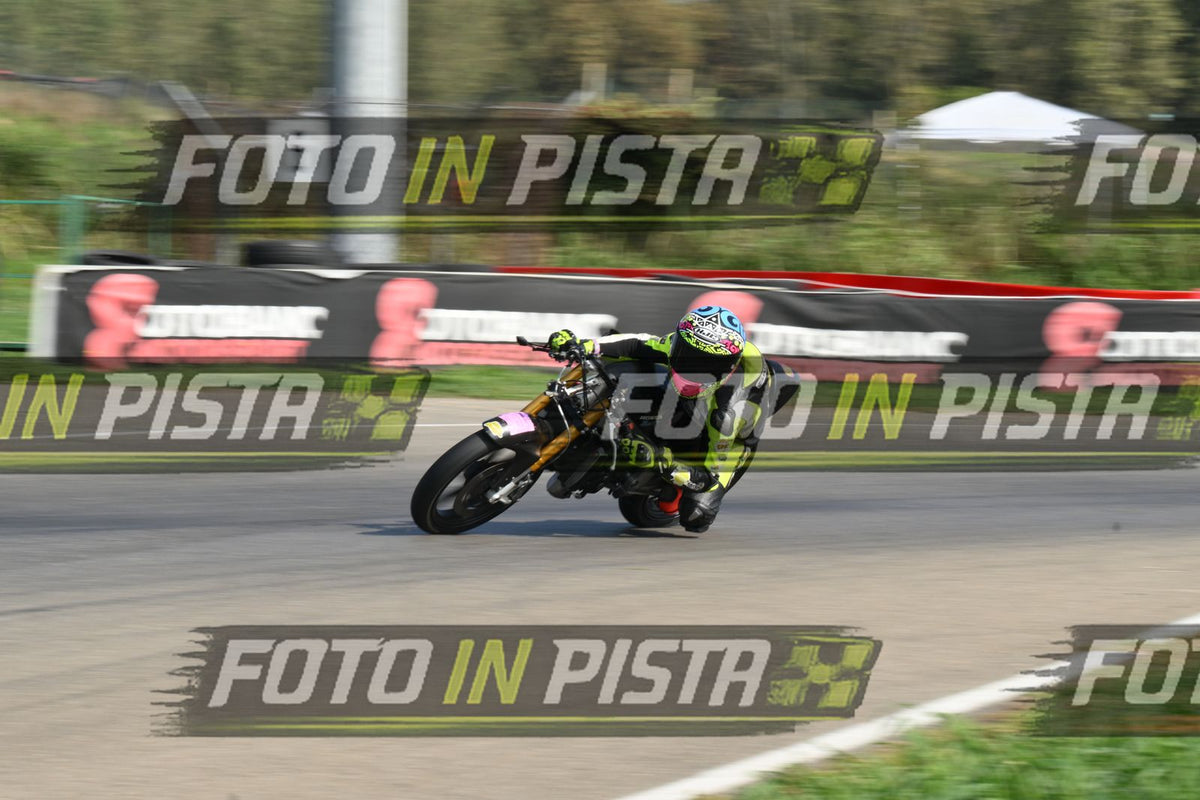 PITBIKE - SCOOTER GIALLO FLUO - CASCO ROSA · DSH_4437