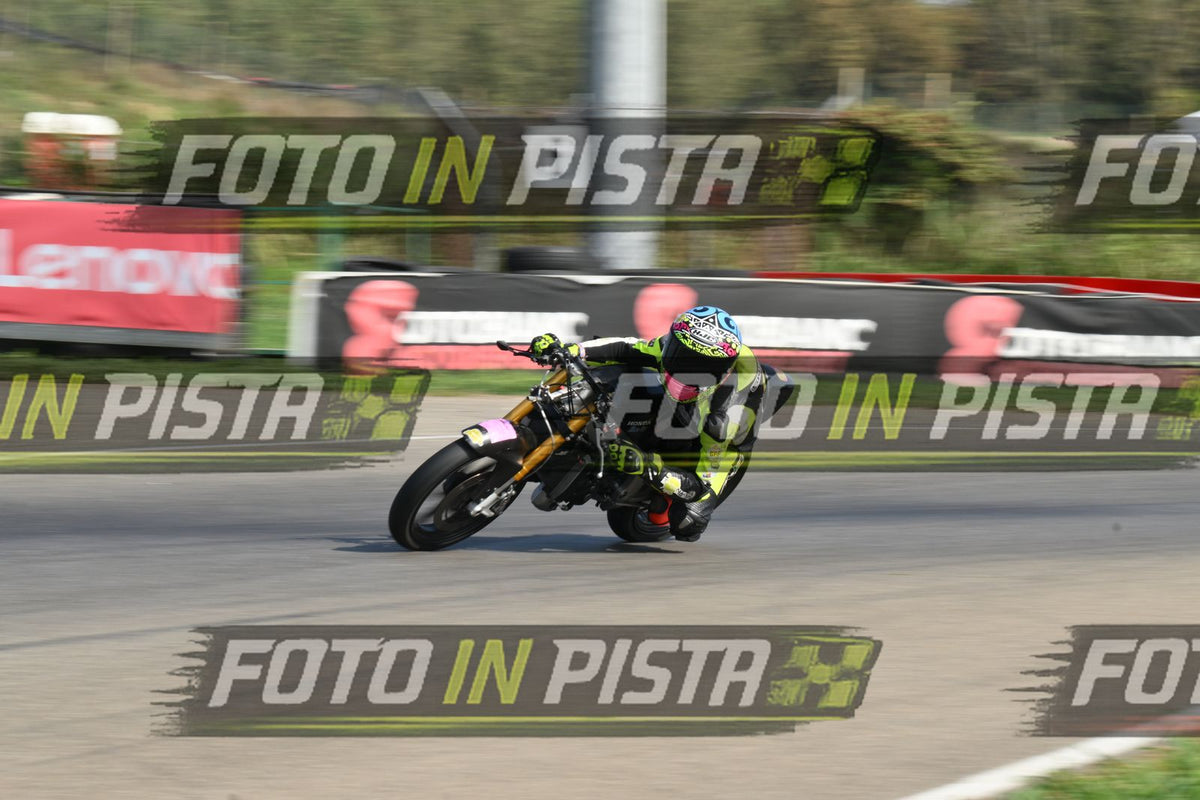 PITBIKE - SCOOTER GIALLO FLUO - CASCO ROSA · DSH_4438