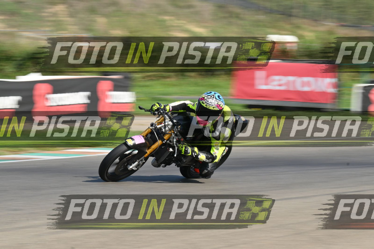 PITBIKE - SCOOTER GIALLO FLUO - CASCO ROSA · DSH_4439
