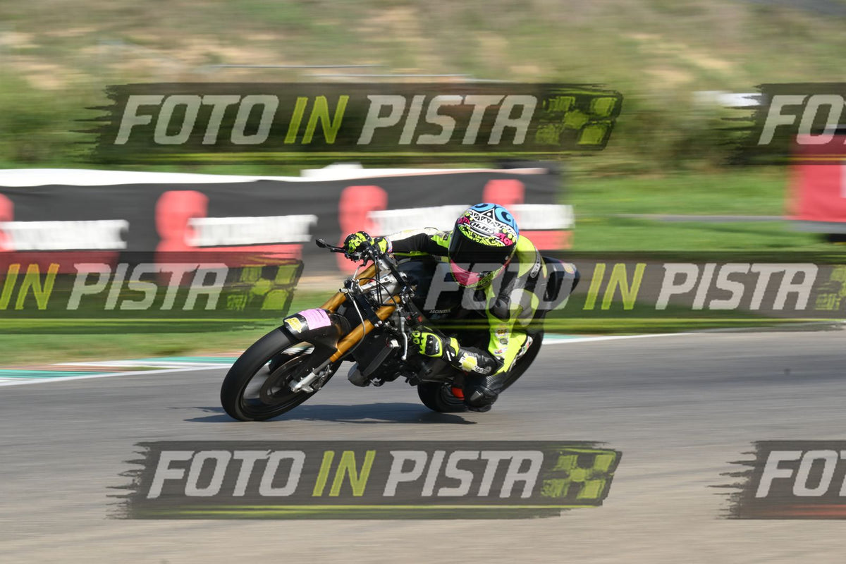 PITBIKE - SCOOTER GIALLO FLUO - CASCO ROSA · DSH_4440