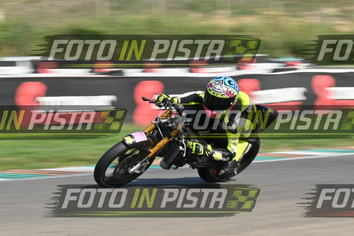 PITBIKE - SCOOTER GIALLO FLUO - CASCO ROSA · DSH_4441