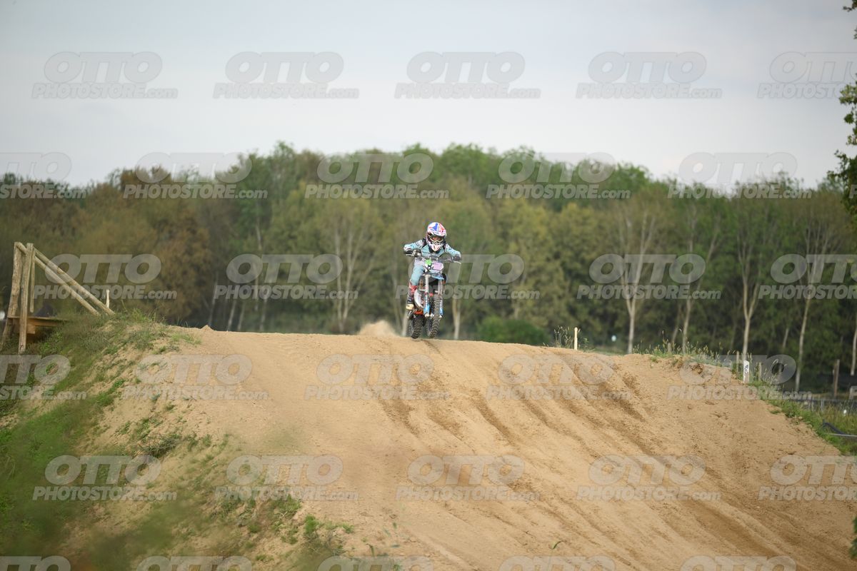 YOUNG 823 · DSH_4456