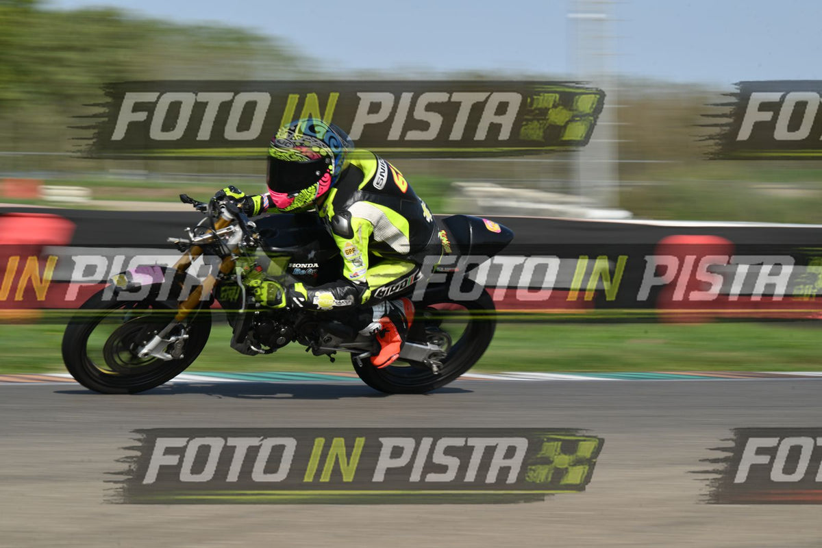 PITBIKE - SCOOTER GIALLO FLUO - CASCO ROSA · DSH_4525