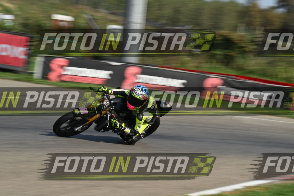 PITBIKE - SCOOTER GIALLO FLUO - CASCO ROSA · DSH_4650