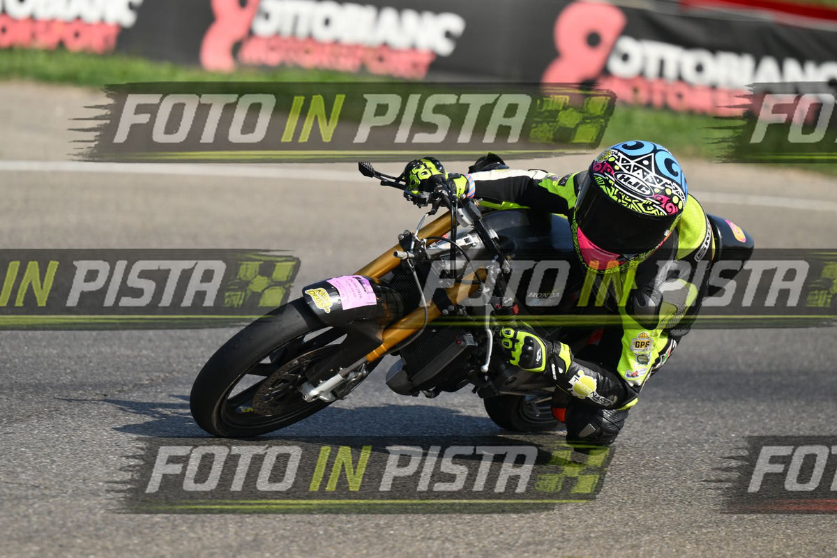PITBIKE - SCOOTER GIALLO FLUO - CASCO ROSA · DSH_4756