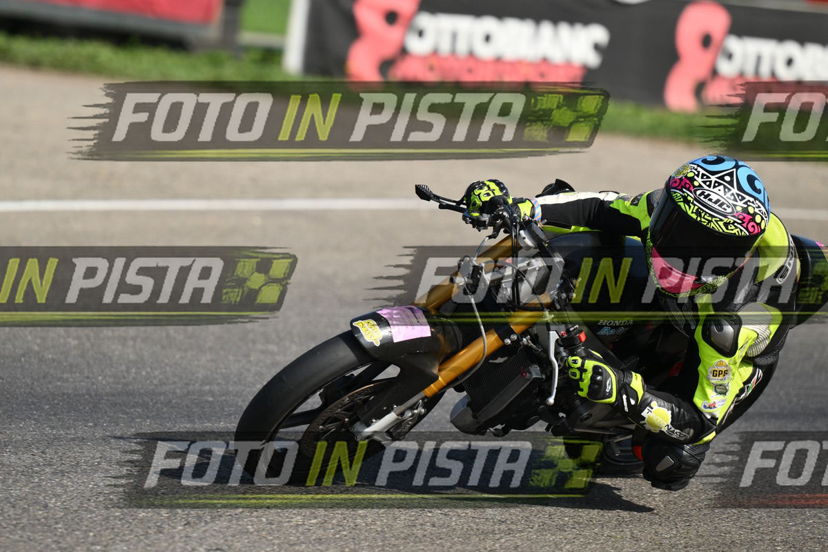 PITBIKE - SCOOTER GIALLO FLUO - CASCO ROSA · DSH_4757