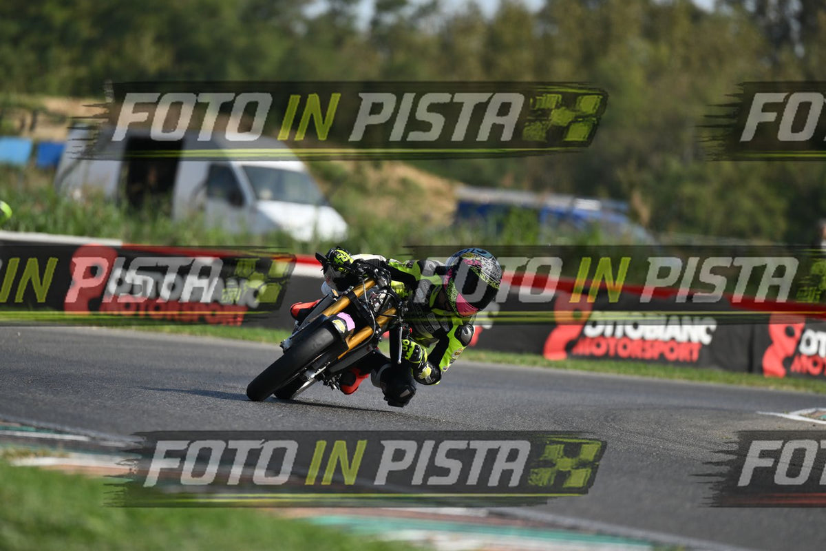 PITBIKE - SCOOTER GIALLO FLUO - CASCO ROSA · DSH_5053