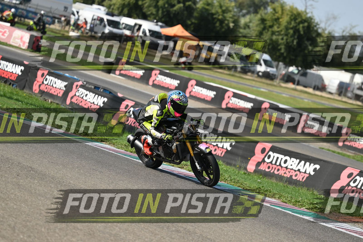 PITBIKE - SCOOTER GIALLO FLUO - CASCO ROSA · DSH_5066